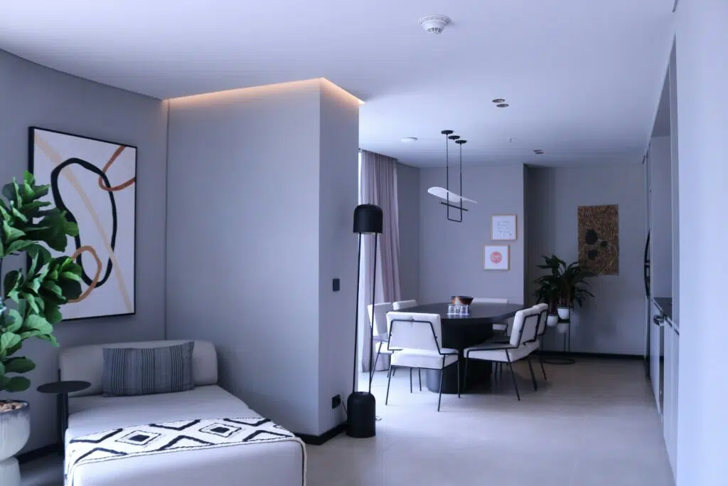 salon moderne lumineux avec salle à manger dans appartement meublé